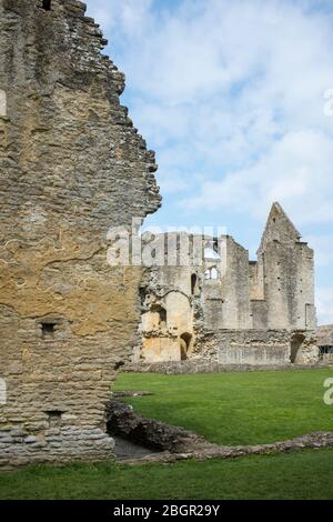 Alte Ruine des Hauses und Taubenschlag von Minster Lovell Hall, ein Herrenhaus aus dem 15. Jahrhundert in den Cotswolds, Oxfordshire, Großbritannien Stockfoto