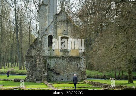 Touristen sehen die antike Ruine des Hauses und die Taubenschlag von Minster Lovell Hall, ein Herrenhaus aus dem 15. Jahrhundert in den Cotswolds, Oxfordshire, Großbritannien Stockfoto