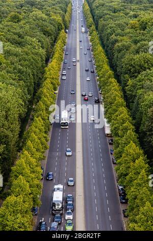 Lange Straße mit Autos im grünen Tiergarten in Berlin Foto, St des 17 Juni Stockfoto