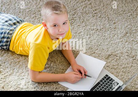 Fernunterricht Online-Bildung. Schüler lernen zu Hause mit Laptop. Stockfoto