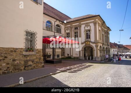 Maribor, Slowenien - 09. August 2019: Das rote Dach des Schirms vor dem Haupteingang des Regionalmuseums von Maribor Stockfoto