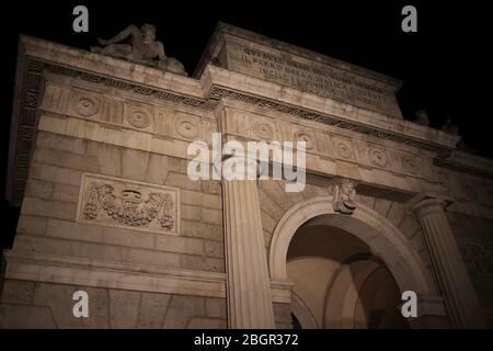 Mailand, Italien - 22. September 2019: Die Porta Garibaldi (Mailänder Stadttor) bei Nacht. Es liegt an der alten Straße nach Como. Neoklassizistischer Bogen Stockfoto