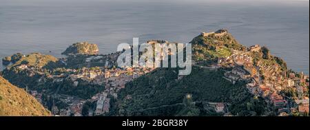 Die Stadt Taormina von Castelmola, Messina Provinz, Sizilien, Italien. Stockfoto