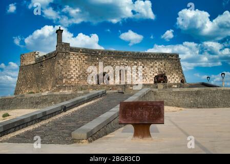 ARRECIFE, LANZAROTE, SPANIEN - 16. MAI 2016: Ein Blick auf das historische Castillo de San Gabriel in Arrecife, auf der Vulkaninsel Lanzarote. Stockfoto