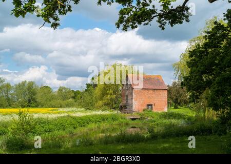 Hartpury Mill Water Mill, ein denkmalgeschütztes Gebäude im Highladon Valley in der Grafschaft Gloucestershire, Großbritannien Stockfoto