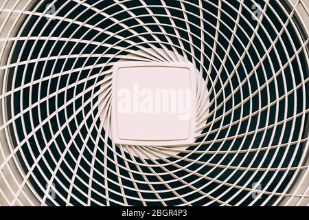 Nahaufnahme des Kühlergrills der äußeren Klimaanlage. Gitterspirale, mit einem leeren Platz unter der Inschrift Stockfoto