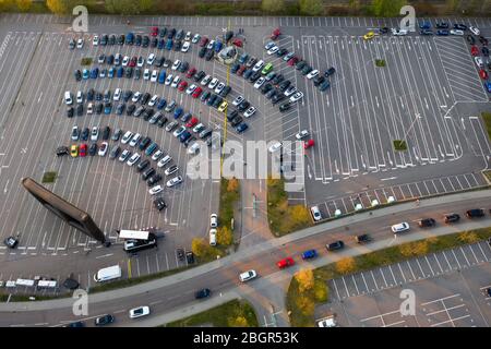 Chemnitz, Deutschland. April 2020. Besucher stehen mit ihren Autos im Drive-in-Kino in Chemnitz. Es ist das erste Mal seit Beginn der Kontaktbeschränkungen, dass es in der Stadt ein Kino gibt. Bis zu 230 Fahrzeuge können auf dem Platz vor dem 200 Quadratmeter Bildschirm oder der 50 Quadratmeter LED Wand parken. Bis zum 25. Juni gibt es jeden Tag um 17 Uhr einen Kinder- und Familienfilm und das Abendprogramm um 20 Uhr. Freitags und samstags gibt es ab 23:00 Uhr einen Mitternachtsfilm. (Luftaufnahme mit Drohne) Quelle: Jan Woitas/dpa-Zentralbild/dpa/Alamy Live News Stockfoto