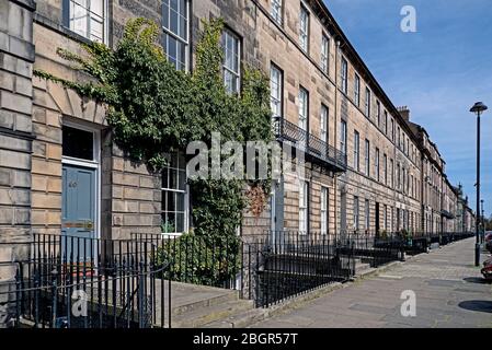 Ivy wächst auf einem Reihenhaus Wohnimmobilie in Great King Street, Edinburgh, Schottland, Großbritannien. Stockfoto