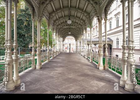 Karlovy Vary, Tschechische Republik - 30. Oktober 2019: Blick auf die Gartenkolonnade (Quelle von Mineralwasser) in Karlovy Vary die berühmteste KURSTADT in der Th Stockfoto