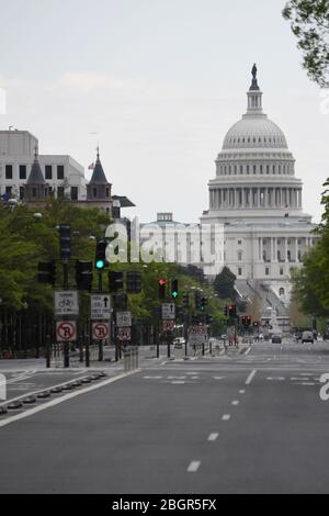 Washington, DC, USA. April 2020. 4/21/20 -Washington DC.der normalerweise belebte Pennsylvania Avenue Korridor ist ruhig, da jeder angewiesen wird, drinnen zu bleiben und von zu Hause aus zu arbeiten. Kredit: Christy Bowe/ZUMA Wire/Alamy Live News Stockfoto