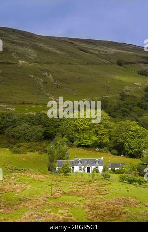 Malerische Bauernhof Kleinbetrieb in ländlichen Bergszene in der Nähe Lochranza auf Isle of Arran, Schottland Stockfoto