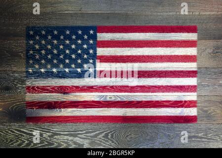 Vereinigte Staaten von Amerika Flagge auf rustikalen alten Holz Oberfläche Hintergrund Sterne und Streifen alten Ruhm Stockfoto