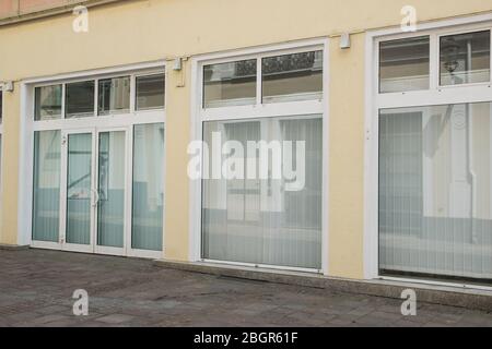 Fassade Geschäft Vorderwand, gelbes Licht mit großer Tür und Fenster auf der Straße in der Stadt im Sommer sonnigen Tag. Stockfoto
