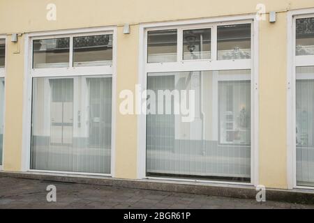 Fassade Geschäft Vorderwand, gelbes Licht mit großen Fenstern auf der Straße in der Stadt im Sommer sonnigen Tag. Stockfoto