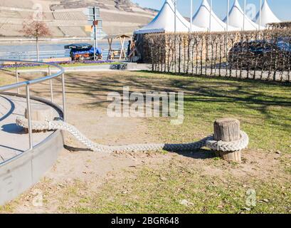 Seil für die Sicherung des Bootes am Hafen im sonnigen Sommertag. Andockstange. Stockfoto