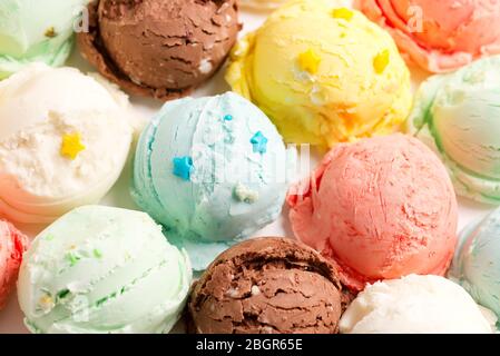 Essen Dessert Hintergrund aus der Nähe bunte Kugeln frisch gekocht hausgemachte köstliche Früchte und Beeren Eis oder Eis mit Stern Dekoration. Stockfoto