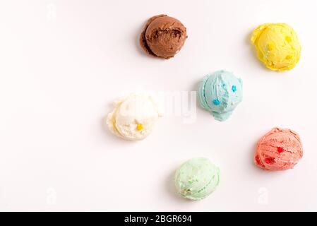Food Hintergrund mit bunten Kugeln aus frisch gekochten hausgemachten Früchten und Beeren Eis oder Eis auf einem hellgrauen Hintergrund, kopieren Raum. Oben Stockfoto