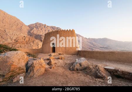 Dhayah Fort im Norden Ras Al Khaimah Vereinigte Arabische Emirate. Golf, historische Architektur bei Sonnenuntergang Stockfoto