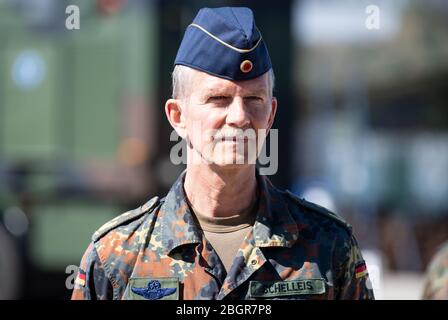 Neubiberg, Deutschland. April 2020. Generalleutnant Martin Schellei, Inspektor der Militärbasis, besucht Soldaten des NBC-Verteidigungskommandos auf dem Gelände der Bundeswehr-Universität. An der Universität werden große Mengen an Oberflächendesinfektionsmittel hergestellt, um große öffentliche Bereiche vom Corona-Virus zu befreien. Kredit: Sven Hoppe/dpa/Alamy Live News Stockfoto