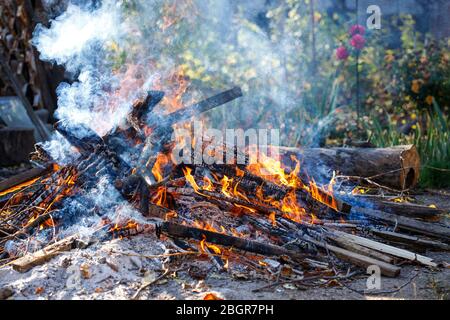 Großes verrauchtes Lagerfeuer im Garten. Stockfoto
