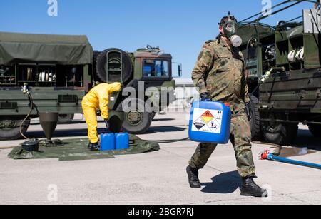 Neubiberg, Deutschland. April 2020. Soldaten des ABC-Verteidigungskommandos produzieren Desinfektionsmittel auf dem Gelände der Universität der Bundeswehr. An der Universität werden große Mengen an Oberflächendesinfektionsmittel hergestellt, um große öffentliche Bereiche vom Corona-Virus zu befreien. Kredit: Sven Hoppe/dpa/Alamy Live News Stockfoto