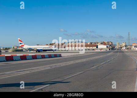 Ein British Airways Flugzeug auf der Landebahn des Gibraltar International Airport Stockfoto