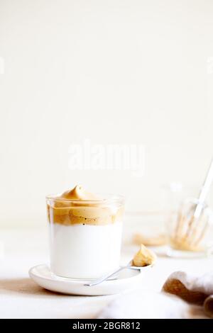 Trendy flauschig cremig geschlagenen Dickgona Kaffee auf weißem Hintergrund.Koreanisch trinken Latte Espresso mit Schaum von Instant-Kaffee.Vertikale Ausrichtung Stockfoto