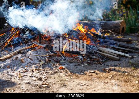 Großes verrauchtes Lagerfeuer im Garten. Stockfoto