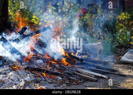 Großes verrauchtes Lagerfeuer im Garten. Stockfoto