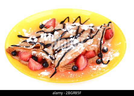 Leckere Pfannkuchen mit Beeren auf weiß isoliert Stockfoto