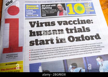 Coronavirus Covid-19 Forschung "Virus Vaccine: Human Trials Start in Oxford" i Zeitung Titelseite Überschrift 22 April 2020 London England UK Stockfoto