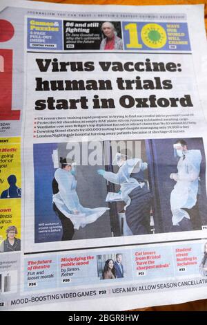 Coronavirus Covid-19 Forschung "Virus Vaccine: Human Trials Start in Oxford" i Zeitung Titelseite Überschrift 22 April 2020 London England UK Stockfoto