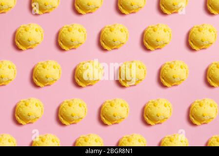 Nahtlose Muster von Kugeln aus natürlichen bunten Eis auf einem rosa Hintergrund. Draufsicht. Stockfoto