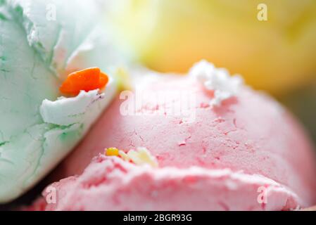 Hausgemachte frische kalte natürliche bunte Eis oder Eis Nahaufnahme Hintergrund Stockfoto