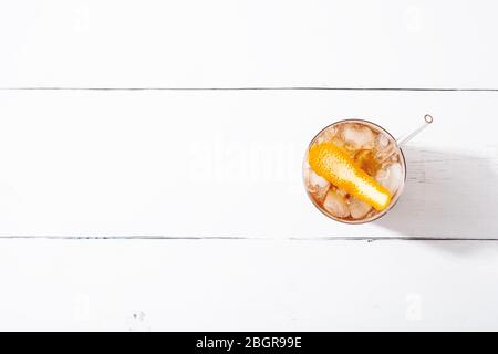 Kalt brauen Kaffee Mocktail mit Orangenschale und Stroh.Glas mit Zitrus Espresso Tonic und Eis auf weißem Hintergrund Draufsicht flach legen Stockfoto