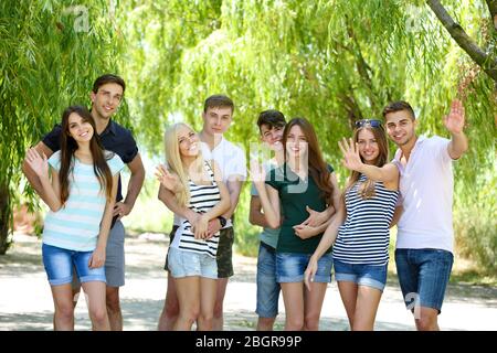 Schöne junge Leute im Park Stockfoto