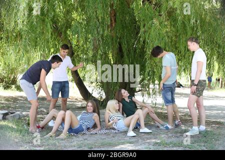 Schöne junge Leute im Park Stockfoto