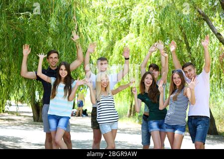 Schöne junge Leute im Park Stockfoto