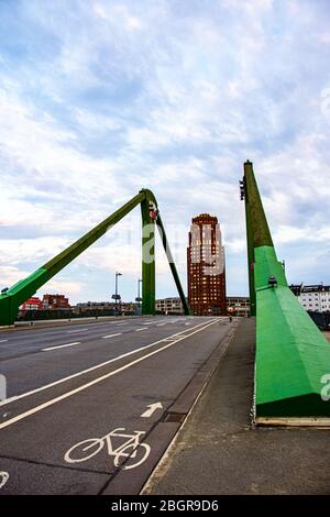 Der Blick über die Brücke auf den 88 Meter hohen Turm mit dunkelroter Backsteinfassade Stockfoto