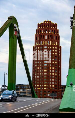 Der Blick auf den 88 Meter hohen Turm mit dunkelroter Backsteinfassade Stockfoto