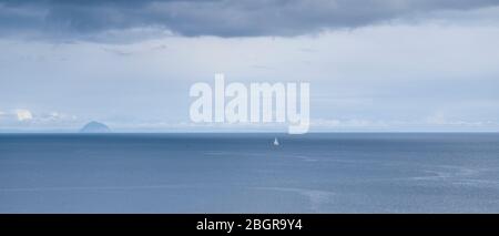 Einzelyacht in schottischer Landschaft mit im Hintergrund Ailsa Craig Insel im Firth of Clyde südlich der Isle of Arran, Schottland Stockfoto