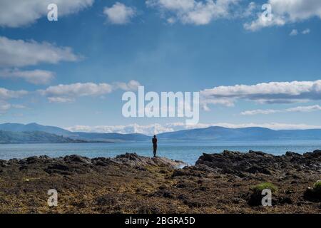 Antony Gormley Skulptur GRIFF einer abstrakten menschlichen Form Blick über Saddell Bay, Kilbrannan Sound zu Arran aus Felsen in Kintyre Peninsula, Scotl Stockfoto