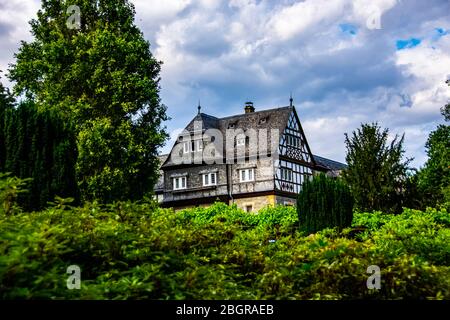 Traditionelles deutsches Haus in der Nähe des Schlosshotels Kronberg in Kronberg im Taunus, Hessen, Deutschland 31.07.2019 Stockfoto