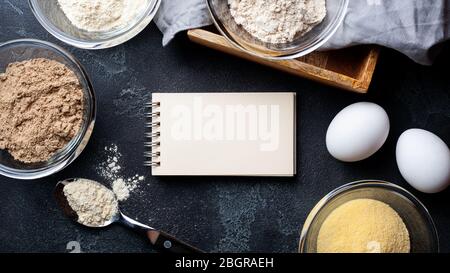 Backuntergrund mit Zutaten für glutenfreies Backen, Gemüsekorn, Sesam, Hafer, Kokosmehl und Platz für Ihr Rezept auf Kraftpapier Stockfoto