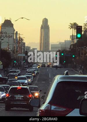 Bullocks Wilshire Art Deco Tower in der Ferne von Auto fahren auf der 8th Street in Los Angeles, CA Stockfoto