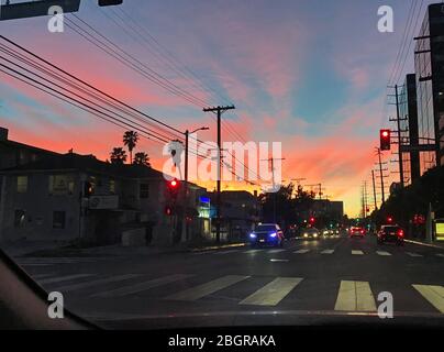 Fahren in Los Angeles, CA bei Sonnenuntergang auf der 3rd Street in West Hollywood in Richtung Westen Stockfoto