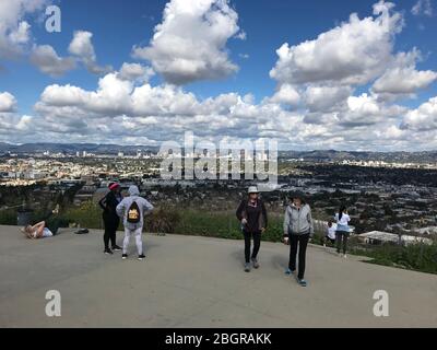 Leute, die den Blick über das Los Angeles Becken von Culver City, Century City und Westwood von Baldwin Hills Scenic Overlook Park an einem klaren Tag genießen Stockfoto