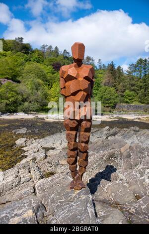 Antony Gormley Skulptur GRIFF einer abstrakten menschlichen Form Blick über Saddell Bay, Kilbrannan Sound zu Arran, in Kintyre, Schottland Stockfoto