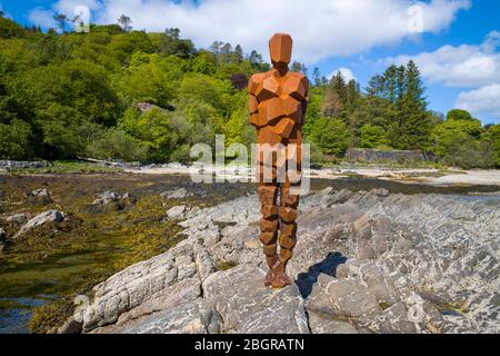 Antony Gormley Skulptur GRIFF einer abstrakten menschlichen Form Blick über Saddell Bay, Kilbrannan Sound zu Arran, in Kintyre, Schottland Stockfoto