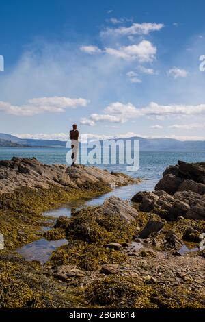 Antony Gormley Skulptur GRIFF einer abstrakten menschlichen Form Blick über Saddell Bay, Kilbrannan Sound zu Arran aus Felsen in Kintyre Peninsula, Scotl Stockfoto